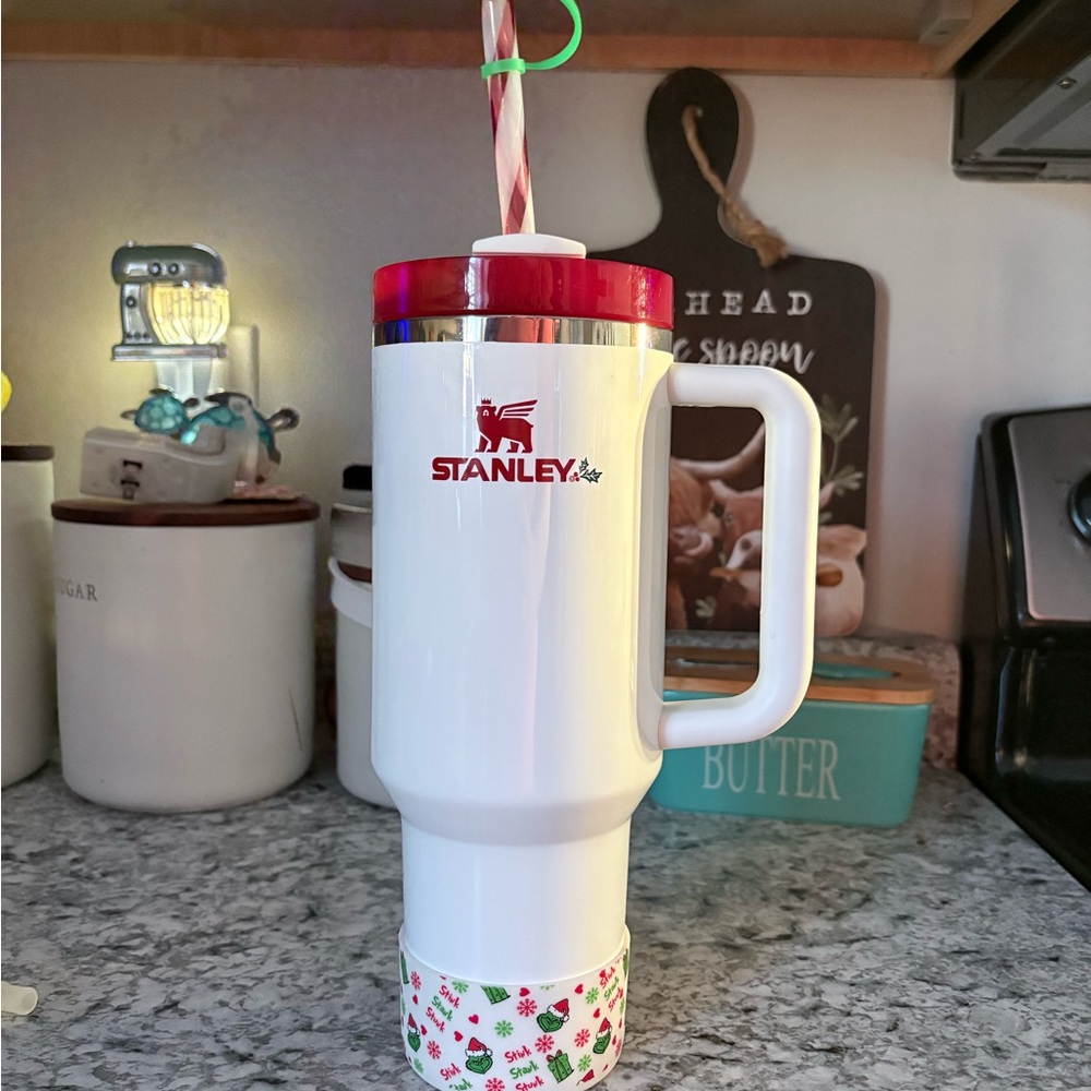 Stanley 40 oz Mistletoe Quencher with red dyed lid